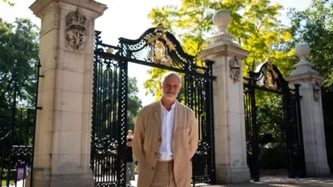 Sculptor Plans to Portray Queen's Grandeur in Monument