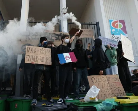 New France's PM Faces Mounting Pressure as Nationwide Strikes Paralyze Education and Transport